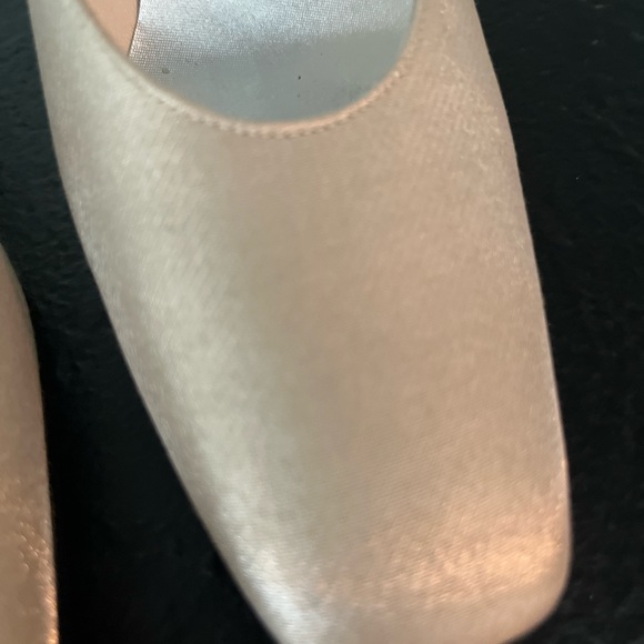 Stuart Weizmann cream pumps size 4M - Picture 7 of 7